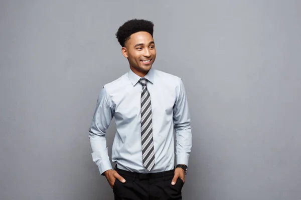 Affärsidé - Glad säker professionell afrikansk amerikansk affärsman poserar över grå bakgrund — Stockfoto