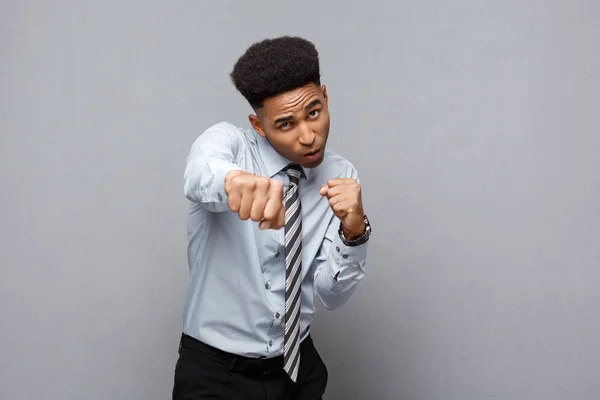 Affärsidé - säker glada unga afroamerikanska i boxning poseture över grå bakgrund. — Stockfoto