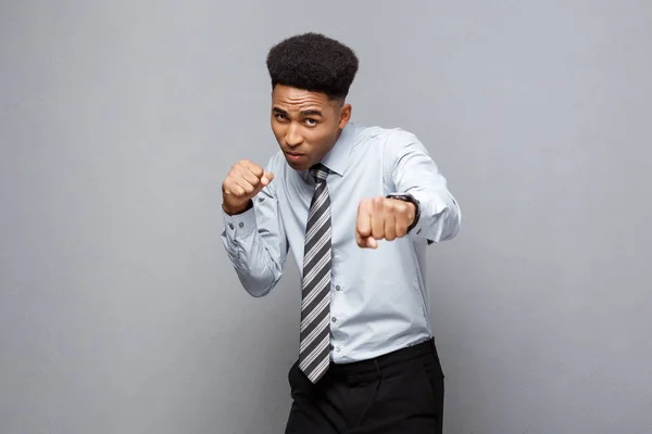 Affärsidé - säker glada unga afroamerikanska i boxning poseture över grå bakgrund. — Stockfoto