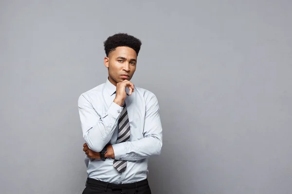 Affärsidé - säker omtänksamma unga afroamerikanska håller handen på hakan och tänka på business. — Stockfoto