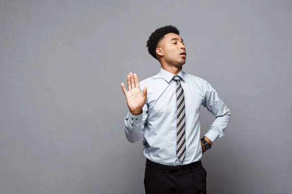 Affärsidé - porträtt av stressade African American business man visar stoppskylt med hand på grå bakgrund. — Stockfoto