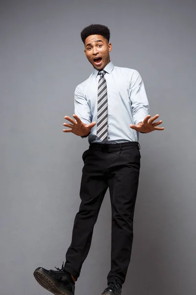 Business Concept - Portrait complet de l'homme d'affaires afro-américain réussi saut surprenant dans le bureau . — Photo