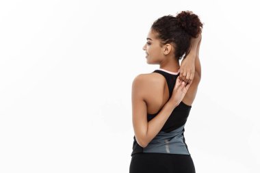 Spor, eğitim, yaşam tarzı ve Fitness kavramı - germe güzel mutlu Afrikalı-Amerikalı kadın portresi eller. Beyaz stüdyo arka plan üzerinde izole.