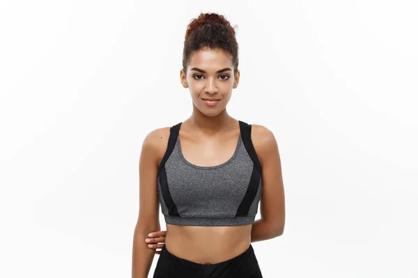 Conceito saudável e Fitness - Linda senhora americana Africano em roupas de fitness pronto para o treino. Isolado sobre fundo branco . — Fotografia de Stock