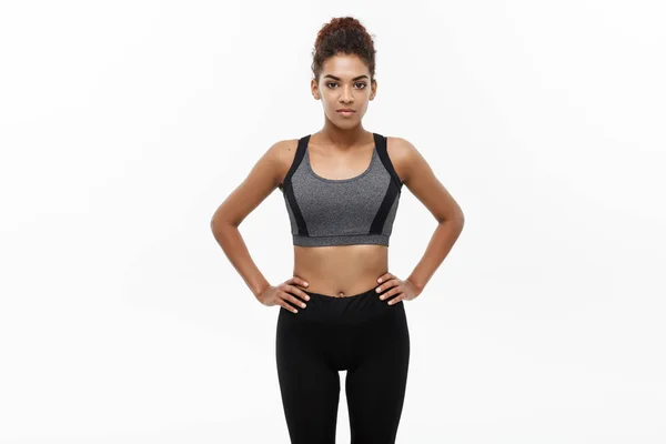 Egészséges és Fitness koncepció - Gyönyörű amerikai afrikai hölgy fitness ruhák készen áll az edzésre. Fehér alapon elszigetelve. — Stock Fotó