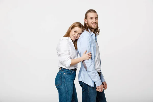 Portrét veselý mladý pár stojící a objímaly na izolované bílém pozadí — Stock fotografie