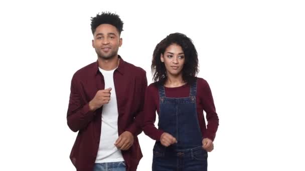 Una pareja afroamericana baila en una pantalla de estudio aislada en blanco . — Vídeos de Stock