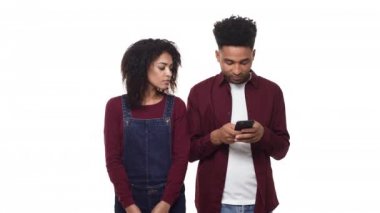 4 k genç Afro-Amerikan çift bir tarih onların telefon ile oynarken.