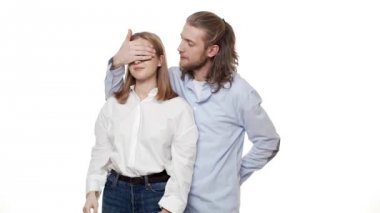 Ortağı nişan yüzüğü ile izole beyaz arka plan üzerinde şaşırtıcı adam