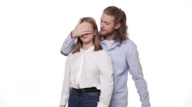 Ortağı nişan yüzüğü ile izole beyaz arka plan üzerinde şaşırtıcı adam