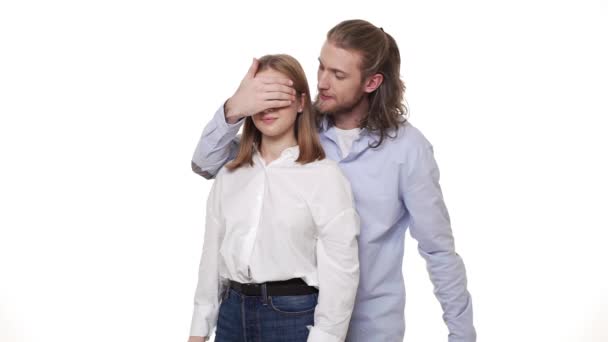 Hombre sorprendiendo a su pareja con anillo de compromiso sobre fondo blanco aislado — Vídeos de Stock