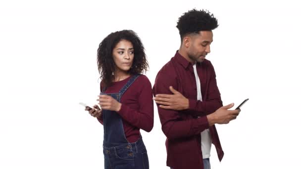 4 k 젊은 아프리카계 미국인 부부는 날짜에 그들의 전화를가지고 노는. — 비디오
