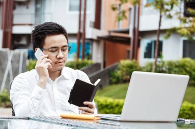 İş kavramı - genç iş adamı woking mali plan üzerinde. Strateji analiz