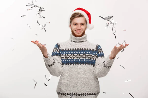 Chirstmas Concept - Feliz joven caucásico barba hombre lanzando confeti celebrando para el día de Navidad . — Foto de Stock