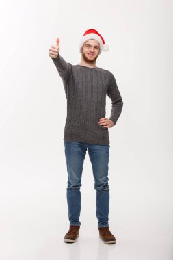 Holiday Concept - Kazaklı genç sakallı adam kameraya başparmağını veriyor.
