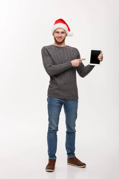 Vacances et concept d'entreprise Jeune homme beau montrant l'affichage de la tablette et le doigt pointant présentant. — Photo