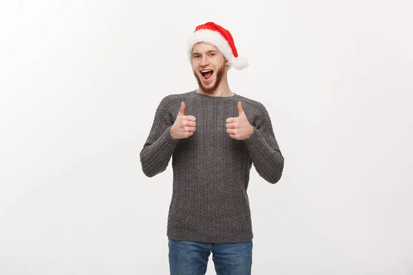 Holiday Concept - Νεαρός γενειοφόρος με πουλόβερ που δίνει τον αντίχειρα στην κάμερα. — Φωτογραφία Αρχείου