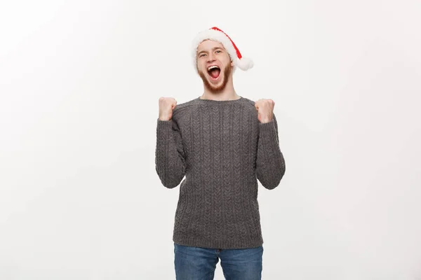 Holiday Concept - Jovem barba homem em suéter mostrando mão para cima com sentimento emocionante. — Fotografia de Stock