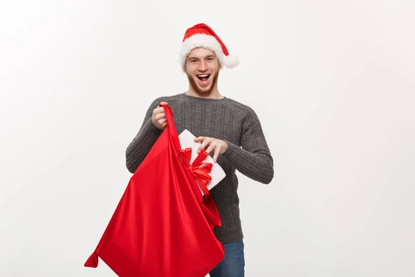 Conceito de Natal - Jovem homem barba feliz excitar com grande presente em santa bolsa . — Fotografia de Stock