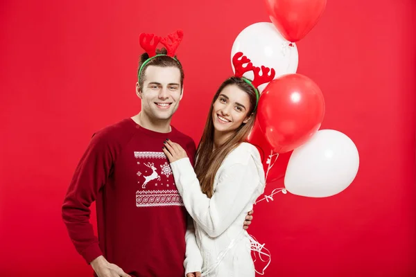 Concepto de Navidad - Retrato de una pareja joven romántica con chr —  Fotos de Stock