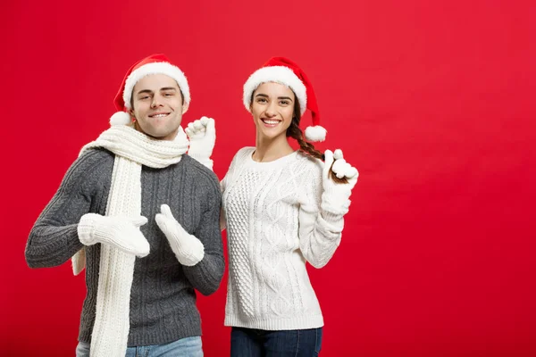 Conceito de Natal - Jovem casal feliz no suor celebrando o Natal com brincar e dançar — Fotografia de Stock