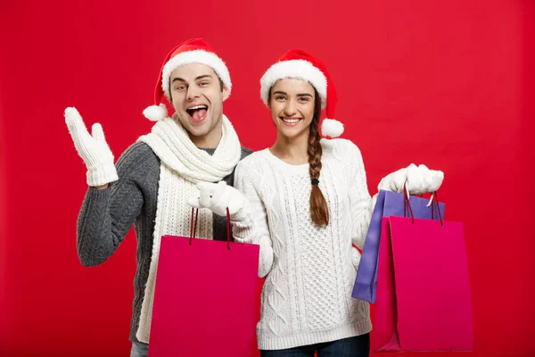 Conceito de Natal - Casal atraente jovem segurando saco de compras desfrutar de compras e celebrar no dia de Natal — Fotografia de Stock