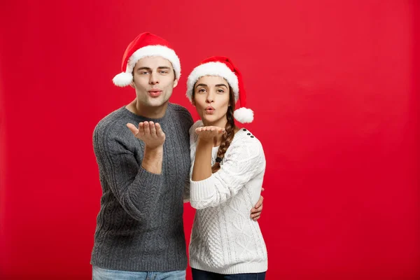 Conceito de Natal - retrato lindo casal soprando desejo de câmera no dia de Natal — Fotografia de Stock