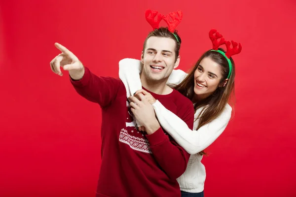 圣诞概念-肖像可爱的年轻夫妇的手指在侧面以及用于演示或蒙太奇 — 图库照片