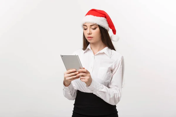 ビジネスコンセプト-クリスマスの日にデジタルタブレットで歩く若いビジネス女性. — ストック写真