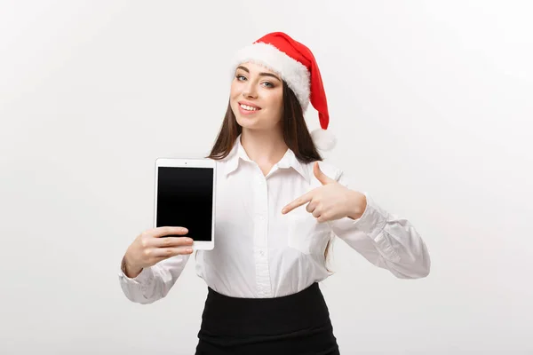 事業コンセプト - クリスマスのテーマを表示し、デジタル タブレットを指して若い白人ビジネス ・ ウーマン. — ストック写真