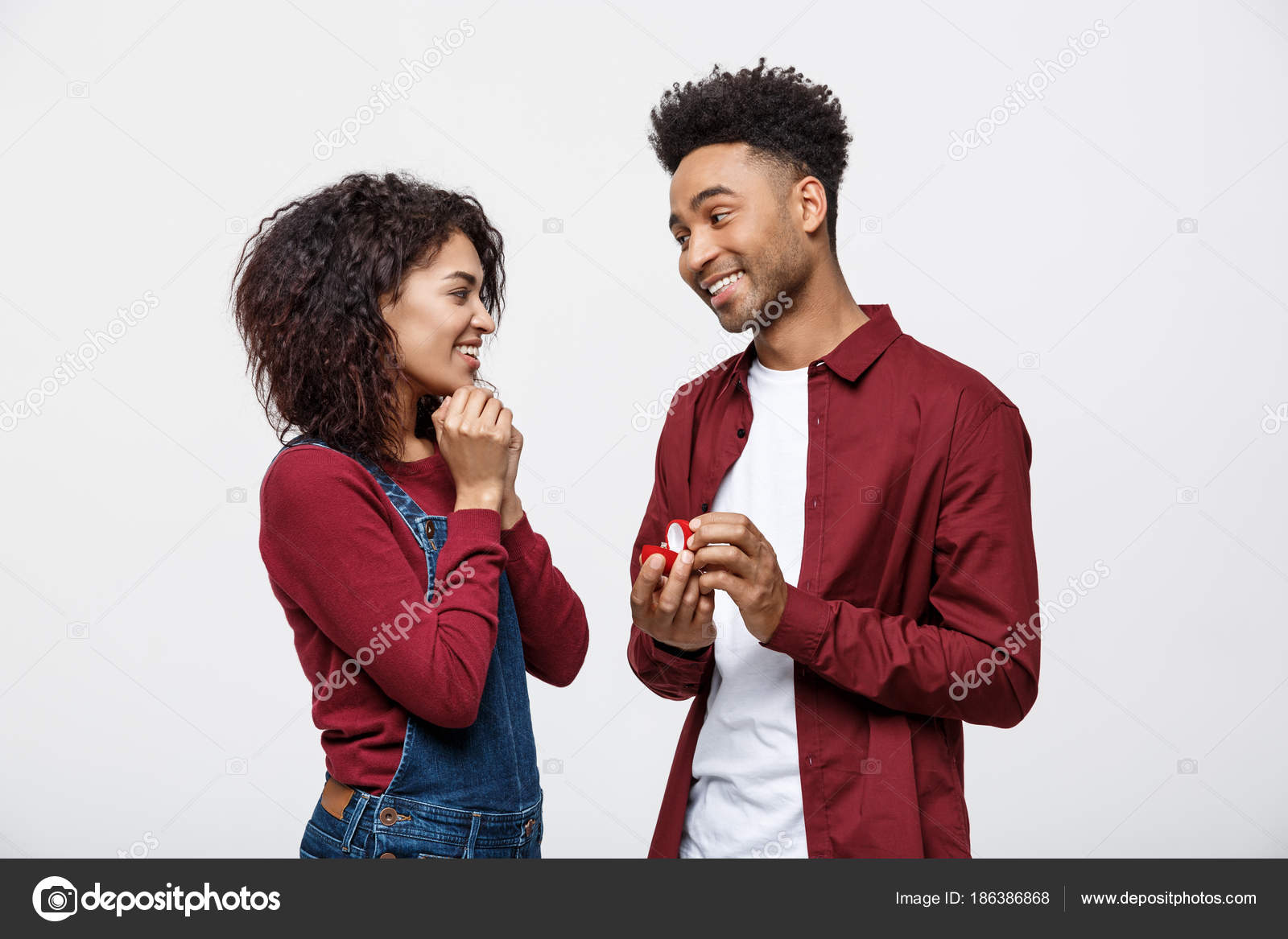 Mann flirtet mit freundin
