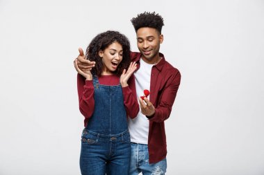 Genç yakışıklı Afrikalı-Amerikalı adam şaşırtıcı teklifi için kız arkadaşı sormak