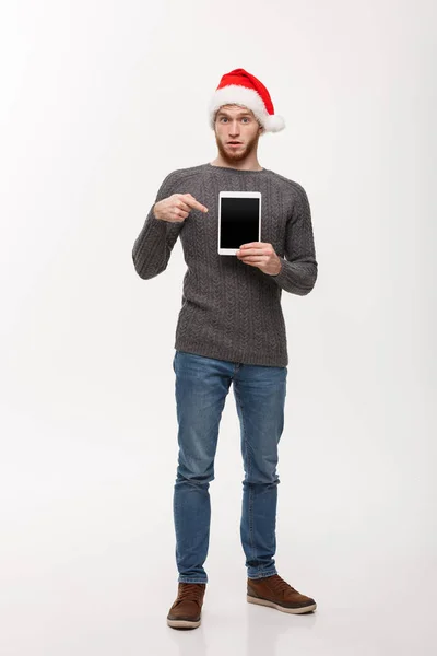 Conceito de férias e negócios - Jovem bonito homem mostrando display tablet e apontando dedo apresentando. — Fotografia de Stock