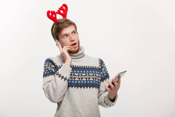 Vacances et concept d'affaires - Jeune homme beau occupé à travailler sur téléphone et tablette numérique. — Photo