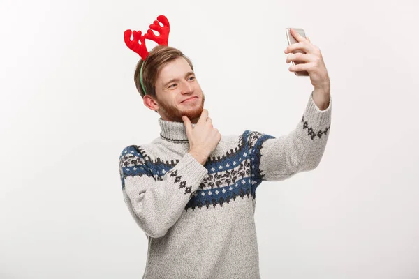 Urlaubs- und Lifestylekonzept - Junger gutaussehender Bartträger macht ein Selfie oder unterhält sich Facetime mit Freund. — Stockfoto