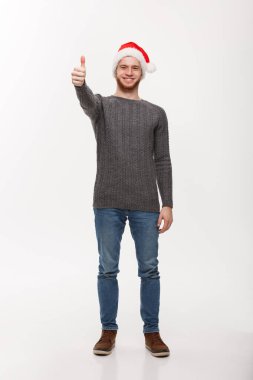 Holiday Concept - Kazaklı genç sakallı adam kameraya başparmağını veriyor.