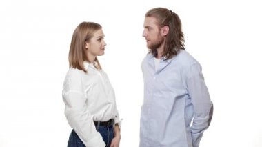 Ortağı nişan yüzüğü ile izole beyaz stüdyo üzerinde şaşırtıcı adam