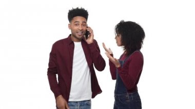 4 k genç Afro-Amerikan çift bir tarih onların telefon ile oynarken.