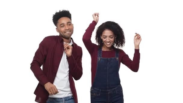 Un couple afro-américain danse sur écran studio isolé blanc . — Video