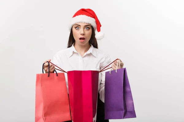 Conceito de Natal - bela mulher de negócios caucasiana chocante com presente dentro do saco de compras. — Fotografia de Stock