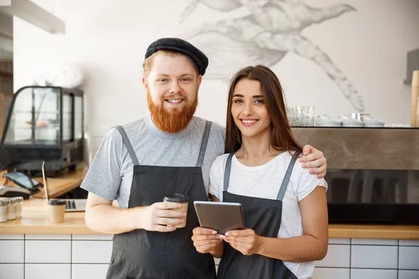 Coffee Business Concept - Retrato de pequenos parceiros de negócios que estão juntos em sua cafeteria — Fotografia de Stock