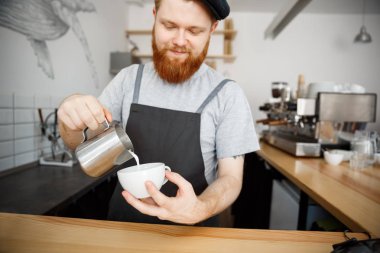 Kahve iş kavramı - sakallı yakışıklı kahve duran café'de önlük