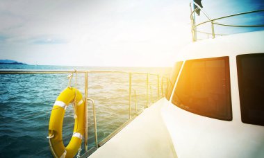 Tatil kavramı - gün batımında karşı yelken yat.