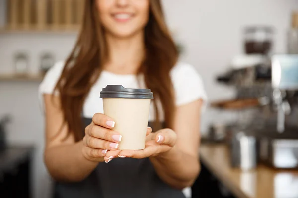 Koncepcja biznesowa Kawa - piękne kaukaski Pani uśmiecha się do kamery oferuje jednorazowe take away gorącej kawy Nowoczesna kawiarnia — Zdjęcie stockowe