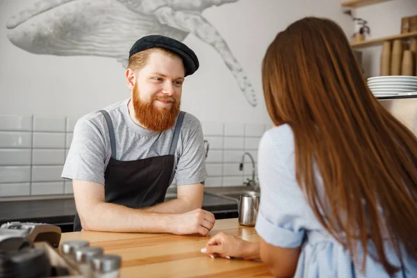 コーヒー ビジネス コンセプト - モダンなコーヒー ショップで美しい白人顧客と話している若い良いハンサムなバリスタ. — ストック写真