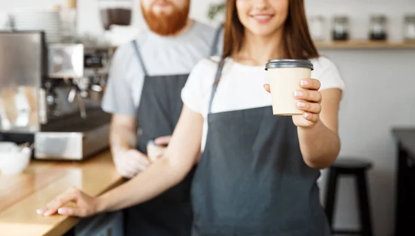 Café Business Concept - joven barbudo positivo y hermosa pareja atractiva barista dama regalando tomar una taza de café para custome en la cafetería moderna —  Fotos de Stock