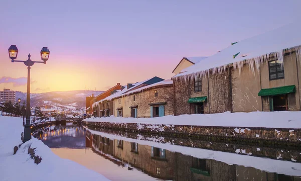 A téli szezonban a naplemente, Hokkaido - japán Otaru sétabot látképe. — Stock Fotó