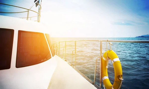 Tatil kavramı - gün batımında karşı yelken yat.