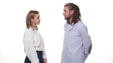 Kadın reddetme evlenme teklifi veren yakışıklı ekmek adamdan meşgul yüzük