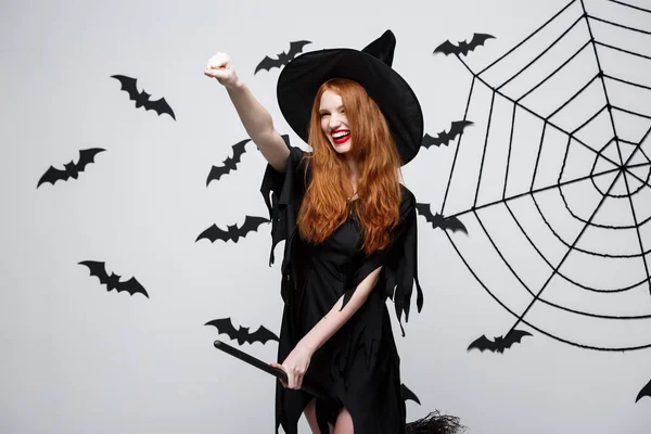 Concept Halloween Happy élégante sorcière profiter de jouer avec balai . — Photo